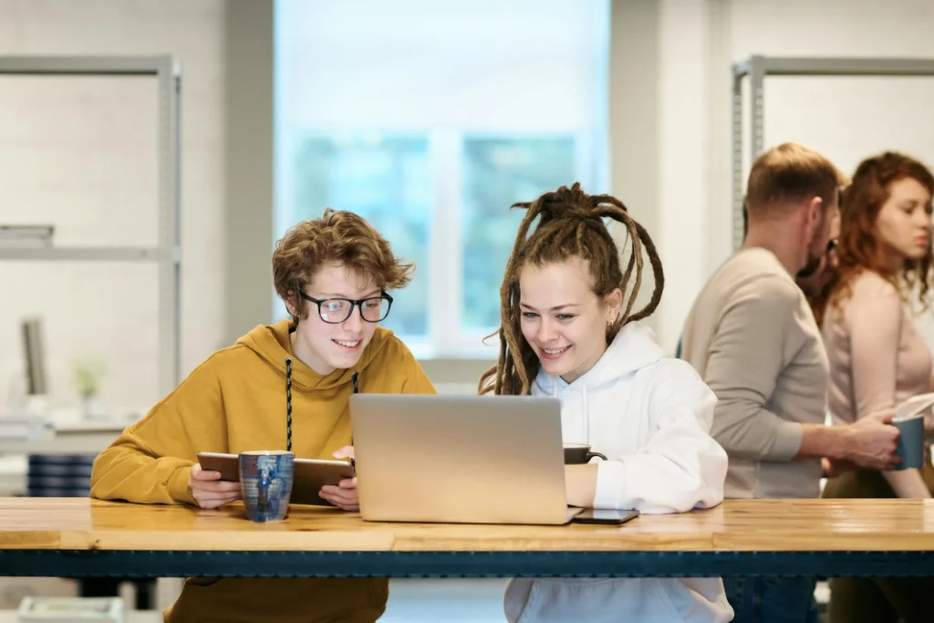 Equipo de BROUTER® trabajando en soluciones digitales